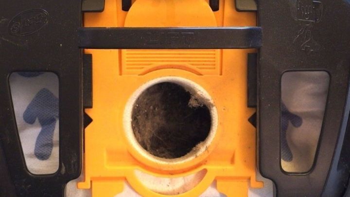 Ein Staubsaugerbeutel liegt offen, w&auml;hrend er gereinigt wird, um ihn wiederverwenden zu k&ouml;nnen, in einem hellen Raum.