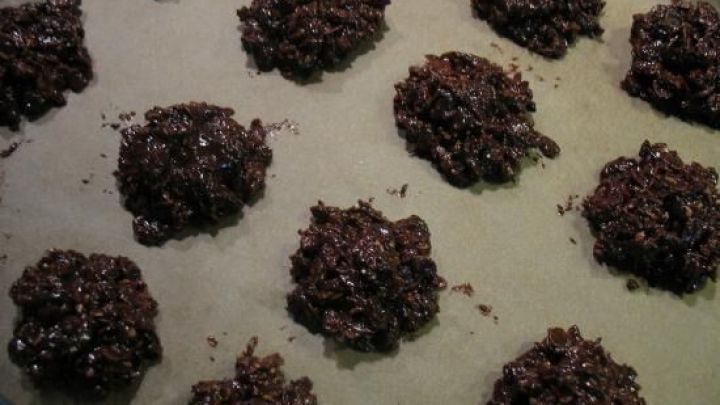 Lockere Schoko-Hafer-Kekse auf dem Backblech: So gelingen dir Granatsplitter als schnelles und leckeres Geb&auml;ck zu Hause.