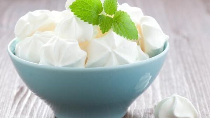 Selbstgemachte Baisers aus wenigen Zutaten: So gelingen dir die luftigen Sch&auml;umchen, wie auf dem Bild in der Schale gezeigt.