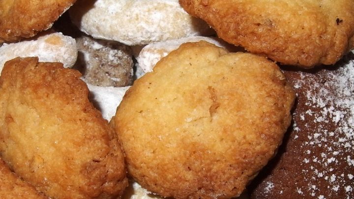 Weiche Weihnachtsplätzchen liegen auf einer rustikalen Steinoberfläche und laden zum genussvollen Naschen ein.