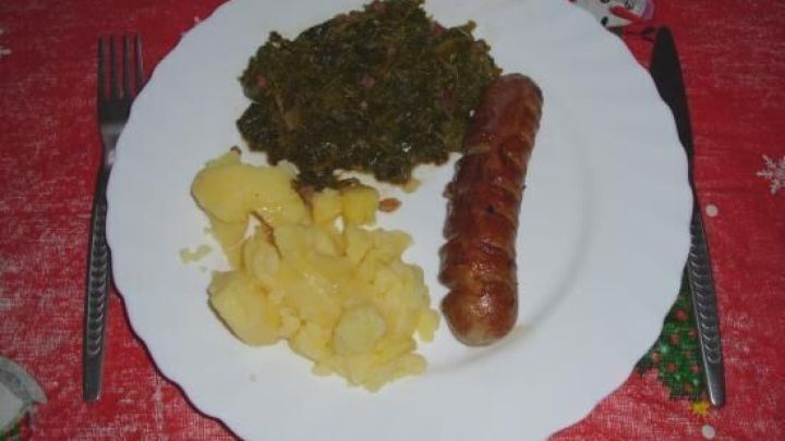 Gebratener Gr&uuml;nkohl mit Bratwurst und Kartoffeln &ndash; probier diesen herbstlichen Klassiker, der einfach zubereitet und richtig lecker ist.