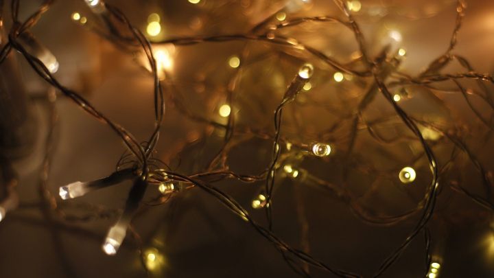 Zarte Lichterketten leuchten sanft und sind kunstvoll miteinander verwoben, ideal f&uuml;r festliche Dekorationen im Jahr.