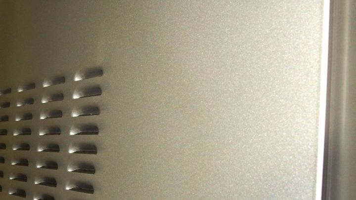 Eine gl&auml;nzende Edelstahloberfl&auml;che wird gereinigt, um die matte und geb&uuml;rstete Struktur sichtbar zu machen.