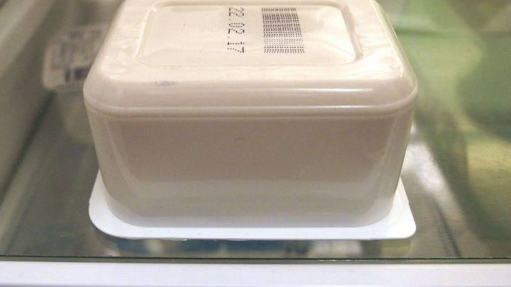 Ein verschlossenes Beh&auml;ltnis mit Milchprodukten steht im K&uuml;hlschrank und ist l&auml;nger haltbar als im MHD angegeben.