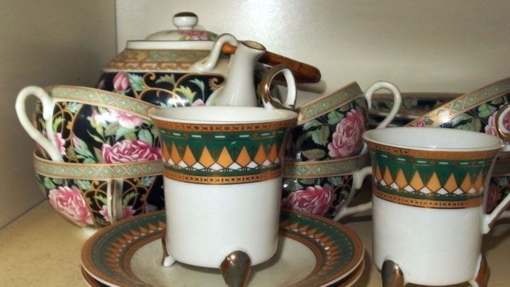 Elegantes Geschirr steht auf einem Regal, w&auml;hrend der Staubschutz es vor Schmutz und Staub bewahrt.