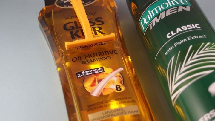 Ein Shampoo und eine Rasiercreme stehen nebeneinander, w&auml;hrend das Shampoo f&uuml;r das Rasieren verwendet wird.