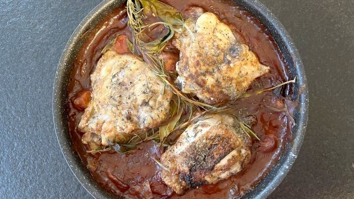 Coq au vin wie in Frankreich: Saftiges H&auml;hnchen im Rotweinsud mit frischen Kr&auml;utern ganz einfach im Backofen zubereitet.