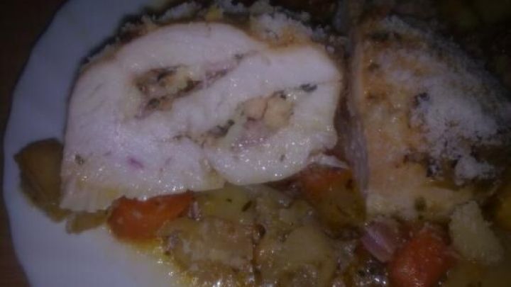 Saftig gef&uuml;llte H&uuml;hnerbrustst&uuml;cke liegen auf einem Bett aus buntem Gem&uuml;se und frischen Kr&auml;utern, appetitlich angerichtet.