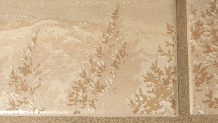 Eine Oberfl&auml;chenstruktur mit abgebildeten Pflanzen, die in sanften Erdt&ouml;nen auf einem Zementuntergrund gestaltet ist.