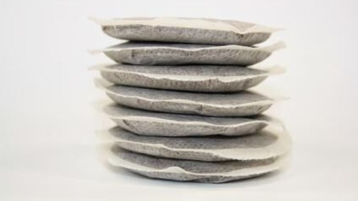 Ein Stapel Kaffeepads liegt &uuml;bereinander in einem hellen Raum, ideal f&uuml;r wiederholte Nutzung und um Abfall zu reduzieren.