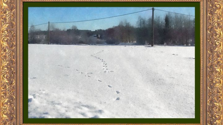Ein vergoldeter Bilderrahmen umrahmt eine verschneite Landschaft mit Fu&szlig;spuren im Schnee und einem klaren blauen Himmel.