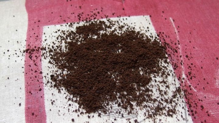 Kaffeepulver liegt auf einem wei&szlig;en Tuch, um Geruch und Feuchtigkeit von Erbrochenem zu neutralisieren.