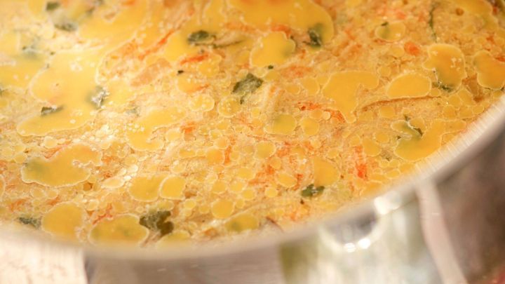 Eine Suppe im Topf zeigt eine fettige Schicht an der Oberfl&auml;che, die leicht entfernt werden kann.