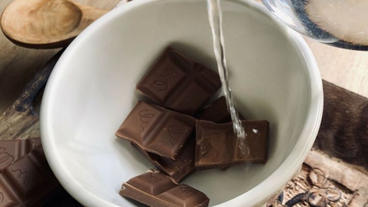 Schokolade schmelzen: Schokolade mit heißem Wasser übergießen