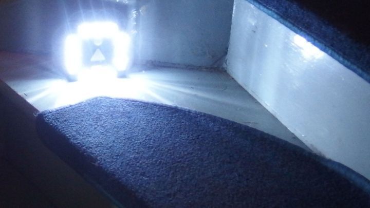 Ein Bewegungsmelder leuchtet auf einer Treppe und beleuchtet den dunklen Bereich, um den Weg sicherer zu machen.