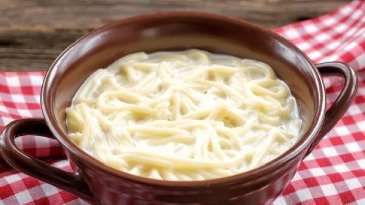 Milchnudeln: Mit wenigen Zutaten zauberst Du dieses cremige Soulfood, das Kindheitserinnerungen weckt und schnell gemacht ist.