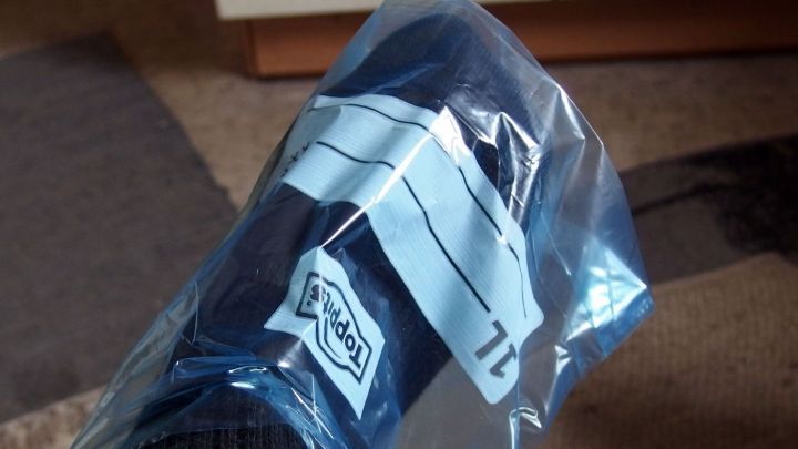 Ein Fu&szlig; in einer Socke ist mit einem Gefrierbeutel umwickelt, um gegen K&auml;lte im Schuh zu sch&uuml;tzen.