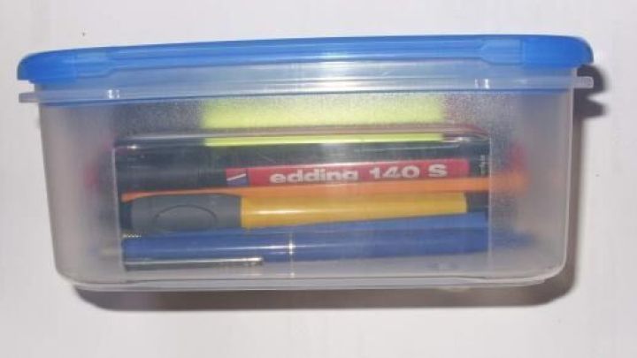 Eine durchsichtige Box enth&auml;lt mehrere Schreibstifte, die luftdicht gelagert werden, um Austrocknen zu verhindern.