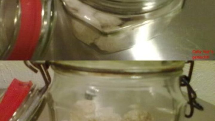 Ein Glasgef&auml;&szlig; enth&auml;lt Kokos-Tr&uuml;ffel, die auf einer Metalloberfl&auml;che stehen. Text: "selly hat's gemacht".