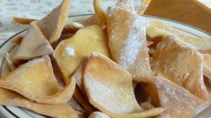 Knusprige Badische Scherben &ndash; traditionelles Geb&auml;ck aus wenigen Zutaten, perfekt f&uuml;r die Faschingszeit, wie auf dem Bild gezeigt.