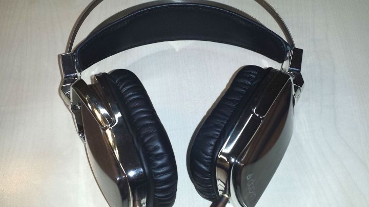 Schwarze Kopfh&ouml;rer liegen auf einem Tisch, bereit f&uuml;r ein entspanntes H&ouml;rerlebnis in der t&auml;glichen Wellness-Routine.