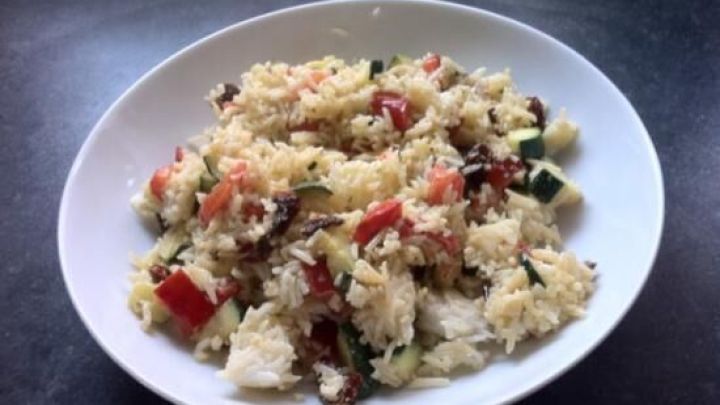 Mit etwas &uuml;brig gebliebenem Reis vom Vortag und frischem Gem&uuml;se zauberst du im Handumdrehen eine leckere Reispfanne zum Mittagessen.