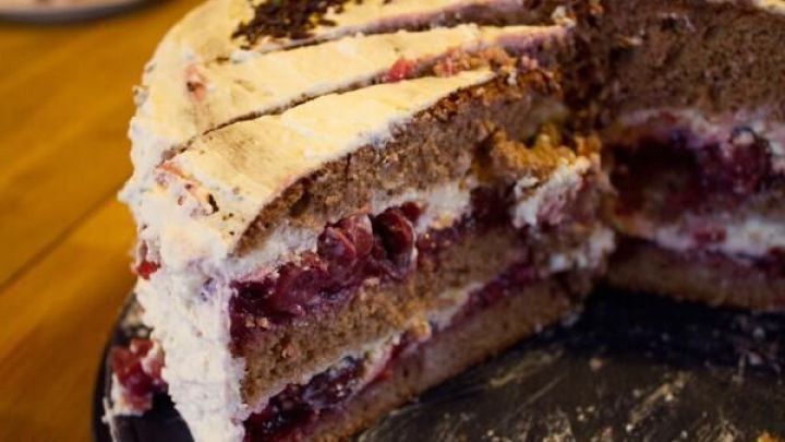 Saftige Schwarzw&auml;lder Kirschtorte mit echten Kirschen und Sahne, verfeinert mit Kirschwasser &ndash; so gelingt dir das Original.