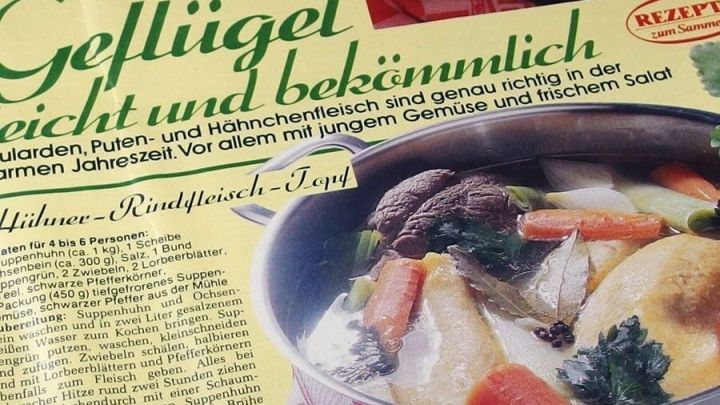 Eine Rezeptseite zeigt ein Gefl&uuml;gelgericht in einer Sch&uuml;ssel, w&auml;hrend der Text Tipps f&uuml;r die Zubereitung gibt.
