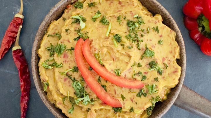 Die Avocado-Paprika-Creme kombiniert cremige Avocado mit w&uuml;rziger Paprika zu einem leckeren Dip. Garniert mit frischen Kr&auml;utern und Paprikastreifen, bietet sie eine erfrischende und geschmackvolle Erg&auml;nzung zu deinem n&auml;chsten Snack.