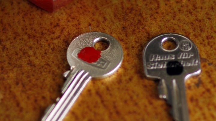Zwei Schl&uuml;ssel liegen auf einem Tisch, einer ist mit rotem Nagellack markiert, um die Identifikation zu erleichtern.