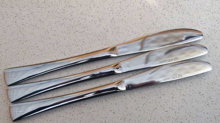 Strahlendes Besteck liegt auf einer hellen Oberfl&auml;che, gl&auml;nzend und bereit zum Auskochen f&uuml;r bessere Hygiene und Pflege.