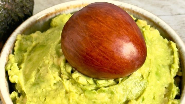 Um zu verhindern, dass deine Avocadocreme braun wird, lege einfach den Avocadokern in die Creme ein. Dieser einfache Trick, wie im Artikel beschrieben, sorgt f&uuml;r l&auml;nger frische und appetitliche Ergebnisse.