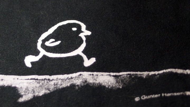 Ein schwarzes T-Shirt mit einem wei&szlig;en, laufenden Vogel-Logo auf der Vorderseite in einem einfachen, humorvollen Design.