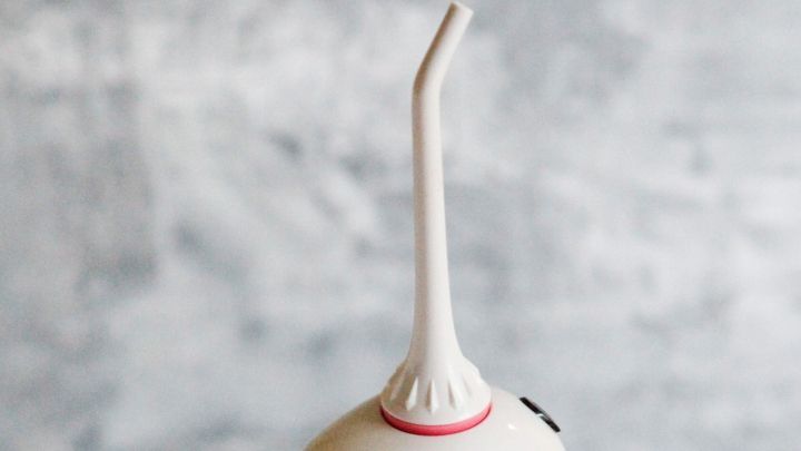 Ein Reinigungsger&auml;t steht auf einem Tisch, w&auml;hrend es bereit ist, Fensterfalzen effektiv zu reinigen.