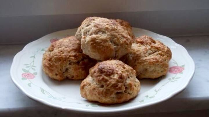 Lust auf englische Scones? Mit diesem einfachen Rezept backst du die fluffigen Teebr&ouml;tchen wie auf dem Bild ganz leicht selbst.