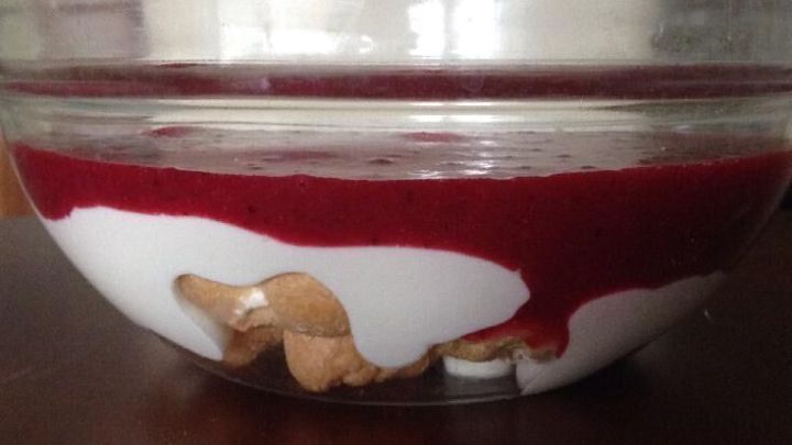 Schichte Mini-Windbeutel, Quarkcreme und Fruchtso&szlig;e &ndash; ein schneller Nachtisch, der auf jedem Buffet Eindruck macht.