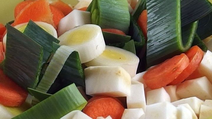 Frisches Suppengem&uuml;se, darunter M&ouml;hren, Lauch und Sellerie, liegt fein geschnitten in einer Sch&uuml;ssel, bereit zur Vorratshaltung.