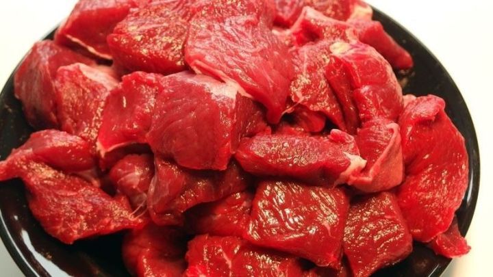 Saftiges, rotes Fleisch liegt auf einem Alublech und wird zum schnellen Auftauen vorbereitet, um frisch zubereitet zu werden.