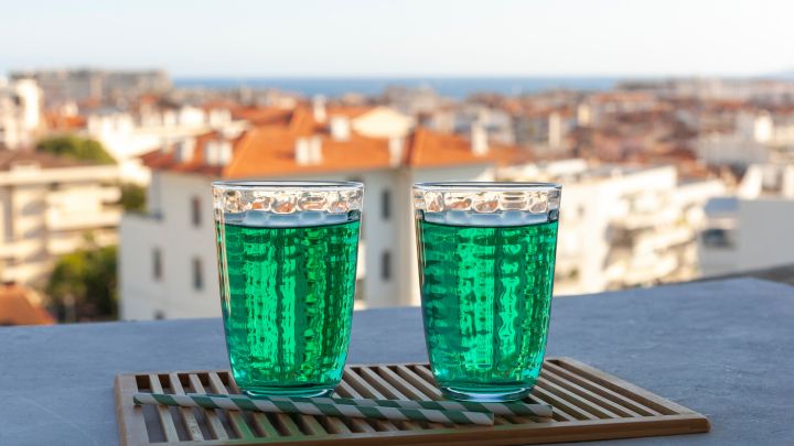 Erfrische deinen Sommer mit einem Diabolo Menthe! Dieses einfache Getr&auml;nk kombiniert Minzsirup mit sprudelndem Mineralwasser f&uuml;r einen raffinierten Genuss.