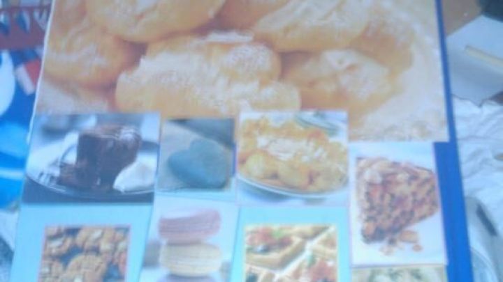 Eine Schult&uuml;te zeigt leckere Geb&auml;cke, die zur Hochzeit f&uuml;r Eheanf&auml;nger zum Feiern und Genie&szlig;en gedacht sind.