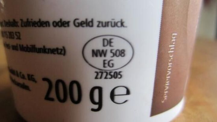 Ein No-Name-Produktetikett zeigt 200 g, DE NW 508 EG 272505, &bdquo;Zufrieden oder Geld zur&uuml;ck&ldquo; auf Kunststoffverpackung.