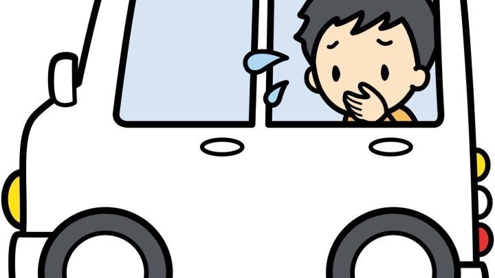 Ein Kind sitzt &uuml;bel aussehend im Auto, h&auml;lt sich den Mund und schaut aus dem Fenster, Anzeichen f&uuml;rs Erbrechen.