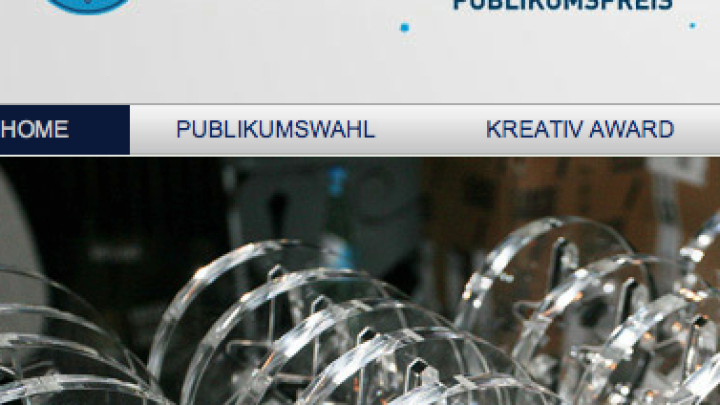 Transparente Auszeichnungen mit Stern-Design liegen &uuml;bereinander; oben steht &bdquo;Onlinestar '12 Publikumspreis&ldquo;.