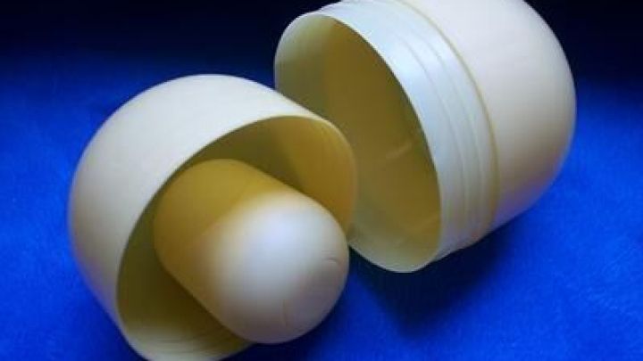 Zwei gelbe &Uuml;berraschungseier liegen offen auf einem blauen Hintergrund, ideal als Katzenspielzeug zum Spielen und Erkunden.