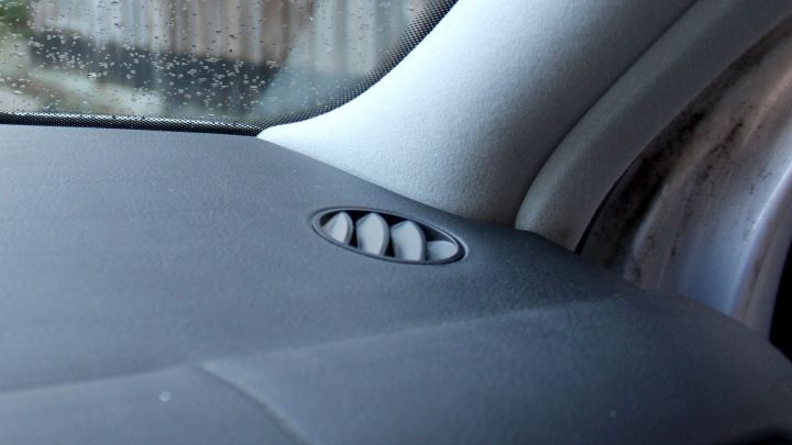 Ein verschmutzter Bereich von Autoscheiben zeigt, wie wichtig die Reinigung f&uuml;r klare Sicht ist.