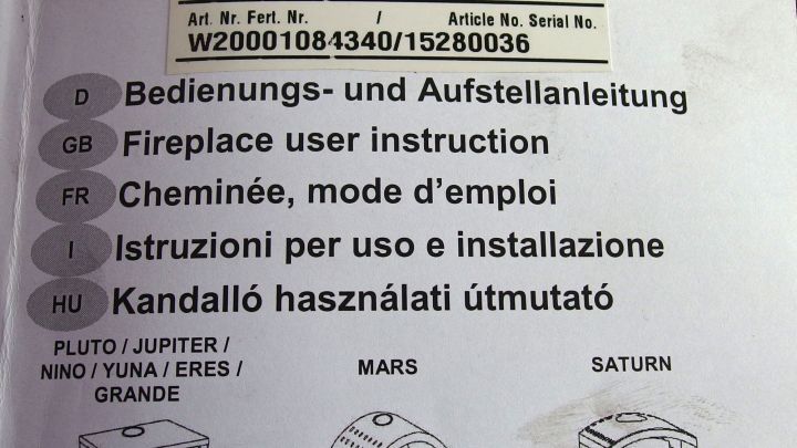 Bedienungsanleitung zeigt mehrsprachige Anweisungen f&uuml;r einen Kamin, um die Verwendung zu erleichtern.