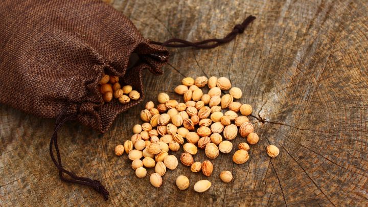 Kirschkernkissen selber machen: Mit einfachen Mitteln aus dem Haushalt sorgst du f&uuml;r nat&uuml;rliche W&auml;rme und Wohlbefinden.