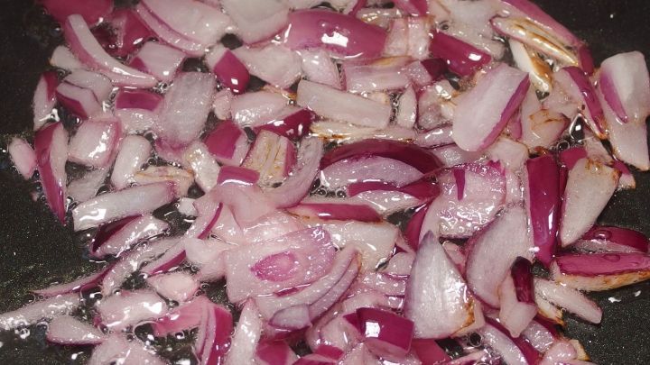 Zwiebeln liegen gehackt in einer Pfanne und werden sanft geschmort, bereit zum Einfrieren f&uuml;r die Vorratshaltung.