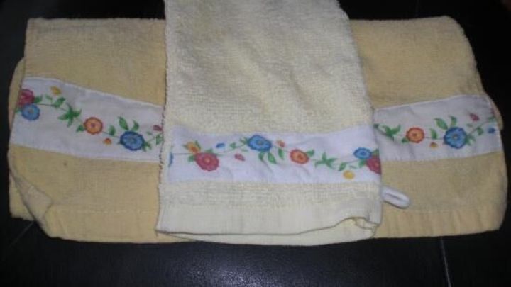 Ein gelbes Handtuch und ein kleineres Tuch liegen auf einem dunklen Untergrund, bereit, um mit DanKlorix Stockflecken entfernt zu werden.