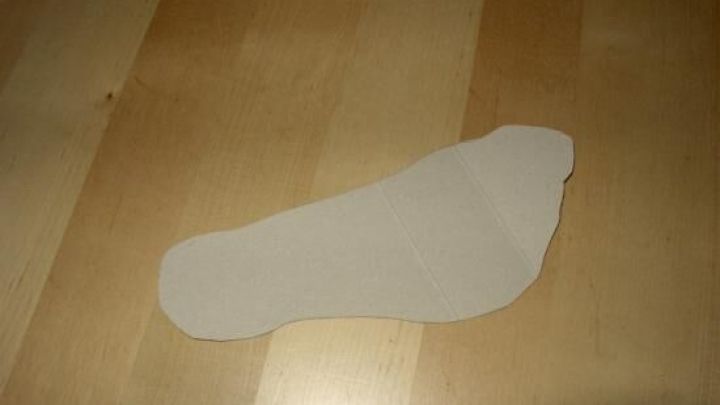 Ein einzelner Schuhabdruck liegt auf dem Holzfu&szlig;boden, was auf das Messen von Kinderschuhen hinweist.